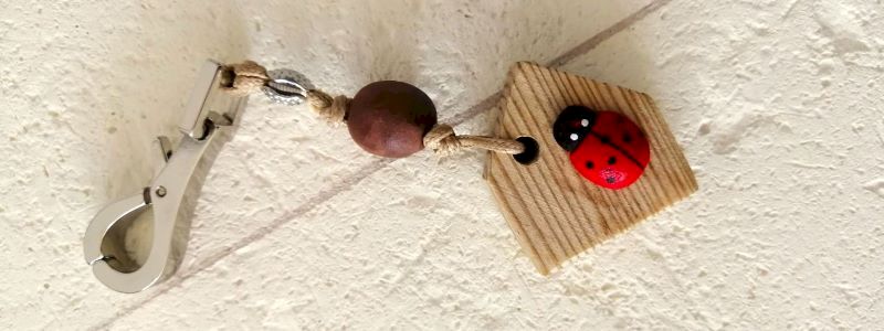 Ciondolo in ceramica o portachiavi in legno fatti a mano