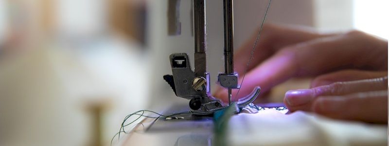 Vedi le mani che cuciono