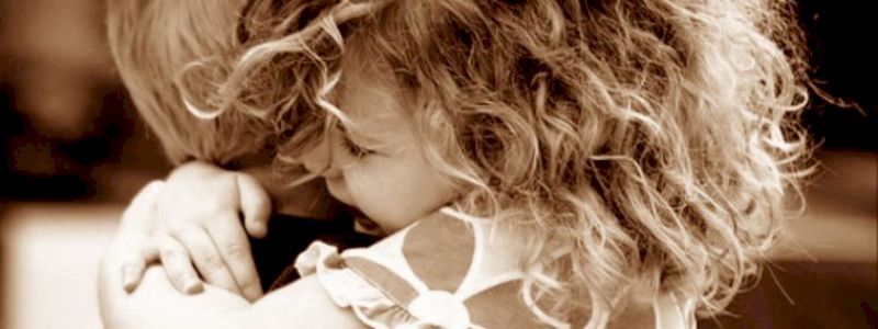 UN ABBRACCIO (a distanza) e CARTOLINA SALUTI