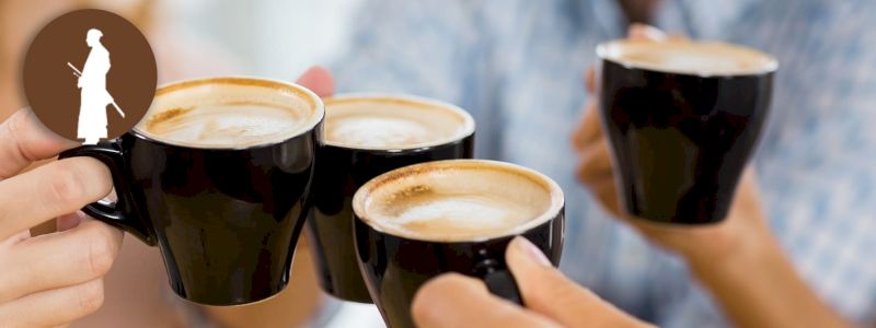 Caffè con il Team e il tuo nome su una tabella di inizio/fine tappa