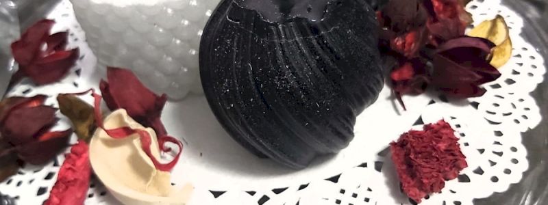 Candele decorative prodotte da ragazzi e ragazze dei Centri Socio-Riabilitativi Diurni (CSRD) per persone con disabilità per iniziativa dell’ASP Rodriguez di San Lazzaro