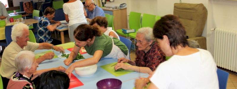 Un pranzo insieme a tutti noi di Amici di Casa Insieme preparato dai partecipanti di Convivium