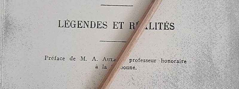 Il libro , il segnalibro ed una matita per annotare i passi più significativi.