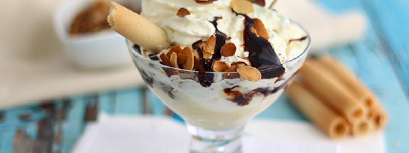 una gustosa coppa gelato in compagnia