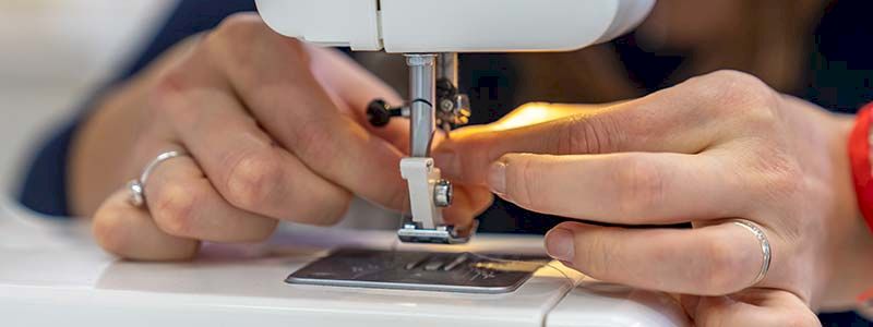 Shopper cucita a mano dalle socie della cooperativa in collaborazione con gli artisti