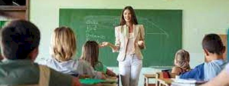 Lezione a studenti di scuola superiore di primo grado