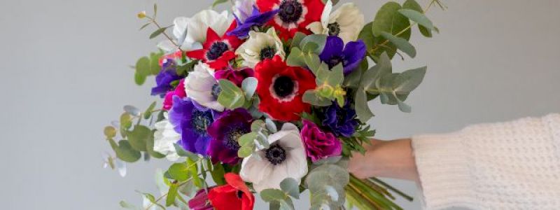 Consegna fiori sul palco
