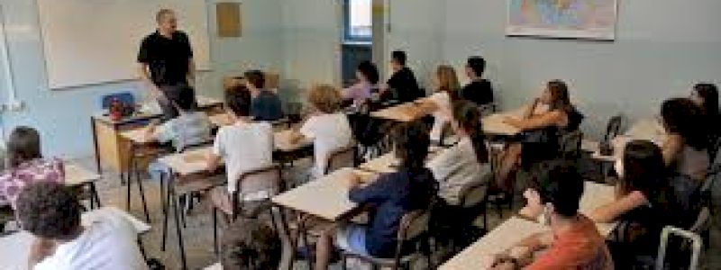 Lezione a studenti di scuola superiore di secondo grado