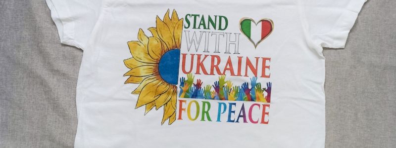 La t-shirt stampata e ringraziamento su canali social