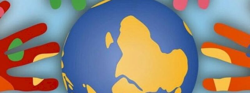 Indicazione del nome del benefattore su una targa apposta nelle vicinanze del pozzo