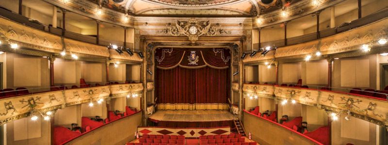 Libretto dell'opera autografato e due posti VIP