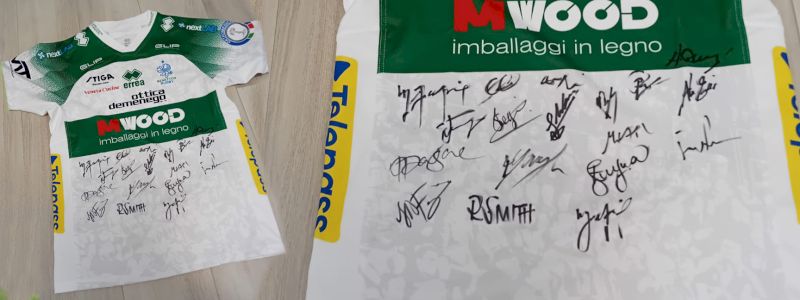 La maglia autografata dai Leoni del Benetton Rugby