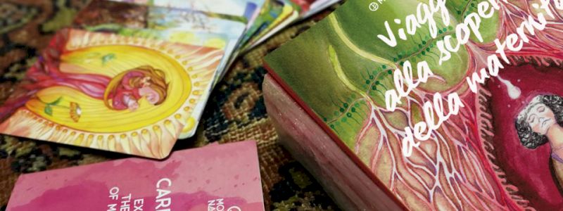 Due copie di libro e carte