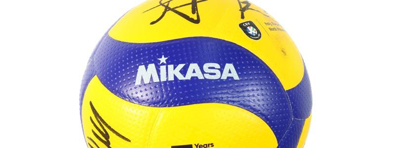 Pallone firmato dalle atlete di serie A e invito per l'ingresso nei due giorni della manifestazione