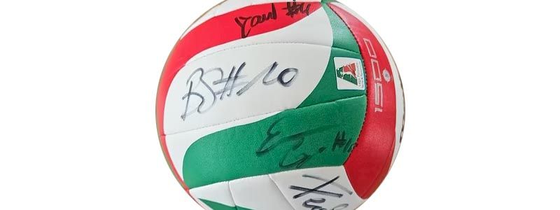 Pallone firmato dalle atlete di serie A e invito per l'ingresso nei due giorni della manifestazione