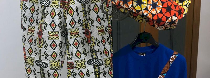 Pantaloni o maglietta in tessuto africano