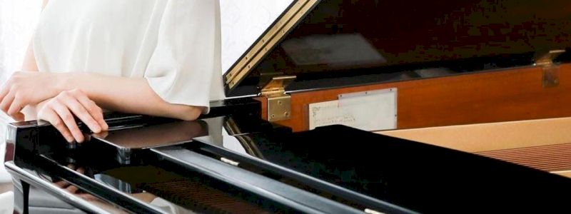 Selfie al pianoforte con il direttore artistico sul palco