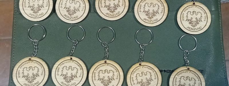 Diploma di sostenitore della Protezione Civile più portachiavi con il simbolo dell'Associazione.