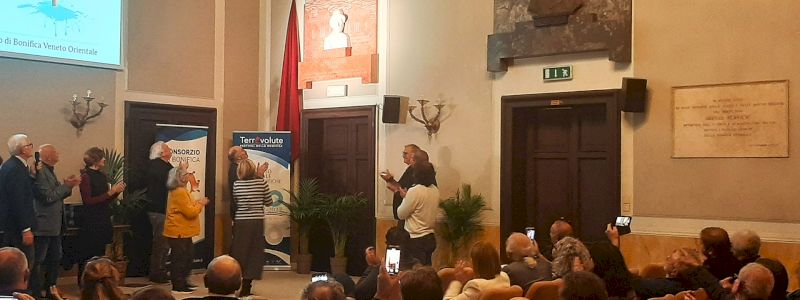 Dona a Scuole, Biblioteche, Università o solo ad amici che, come te, sono appassionati alla Storia....