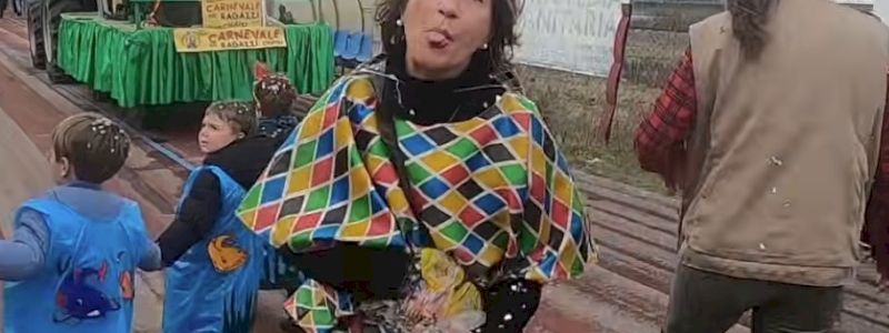un abbraccio con foto con la maschera Arlecchino