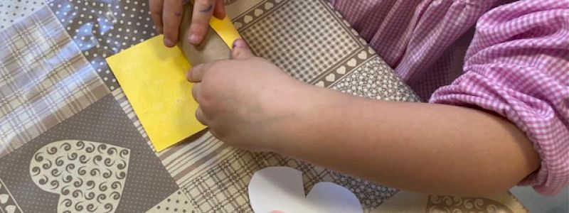 Un segnalibro personalizzato dai bambini della scuola + 2 biglietti della lotteria della parrocchia Santa Maria Lauretana!