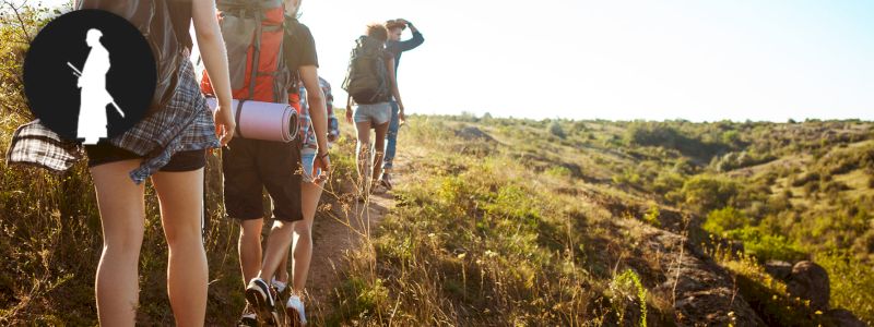 Uscita sul cammino con il Team e il tuo nome su una tabella di inizio/fine tappa